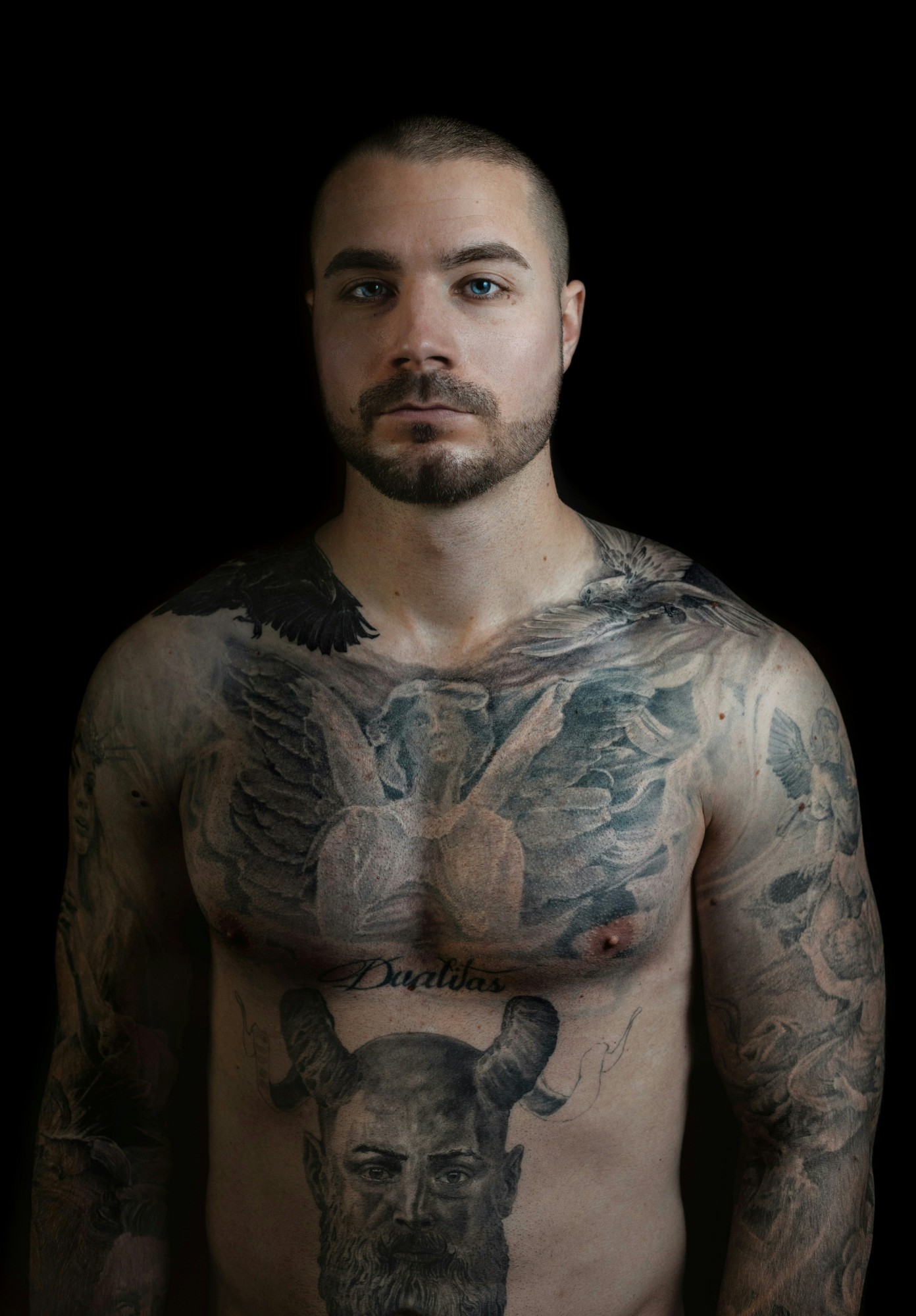 Chest piece realism hitam-abu: malaikat, merpati, dan wajah bertanduk