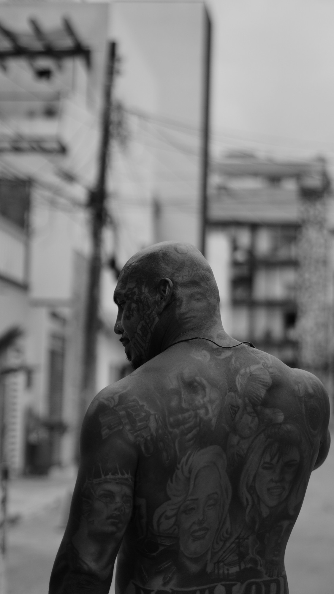 Back piece portrait wanita, black and grey